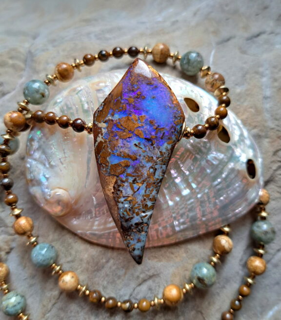 Handgemachter Boulder - Opal Anhänger in braun/blautönen