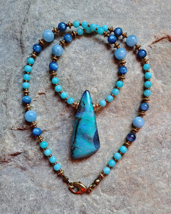 Opalschmuck als Edelsteinkette: Boulder-Opal-Anhänger mit Edelsteinperlen - von Hand gefertigt