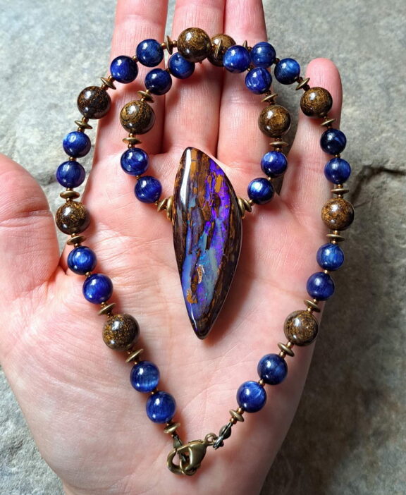Damenschmuck als Perlenkette: Boulder-Opal-Anhänger mit Heilsteinperlen - von Hand gefertigt