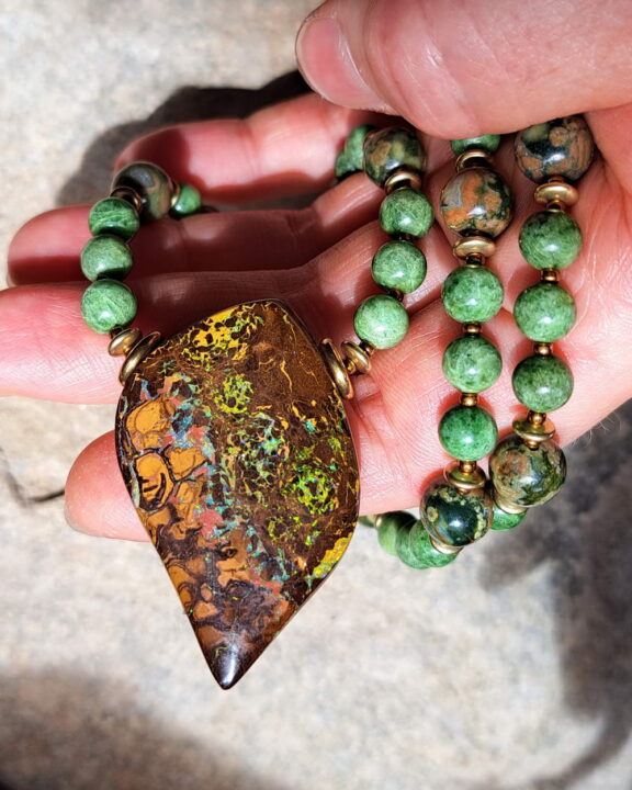 Damen-Schmuck als Perlenkette: Boulder-Opal-Anhänger mit Heilsteinperlen - von Hand gefertigt