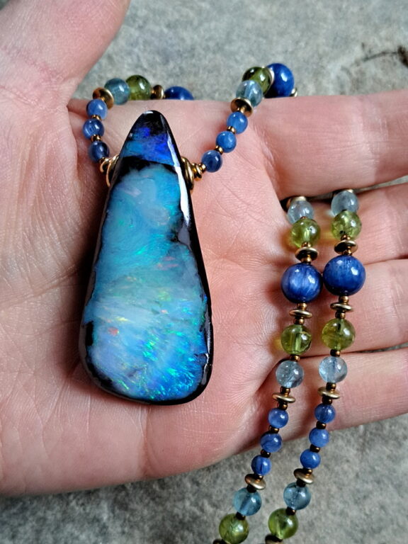Alternativer Schmuck als Perlenkette: Boulder-Opal-Anhänger mit Edelsteinperlen - von Hand gefertigt