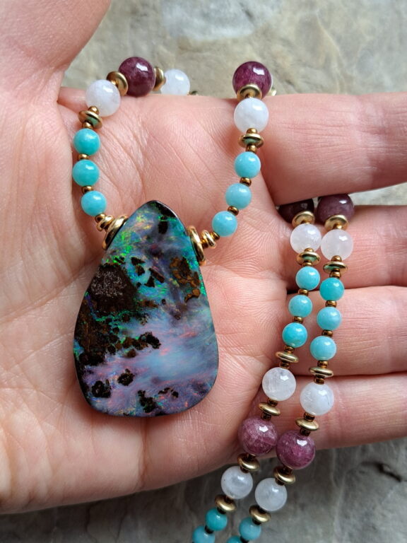 Edler Echtschmuck: Boulder-Opal-Anhänger an Halskette aus Edelsteinperlen - von Hand gefertigt