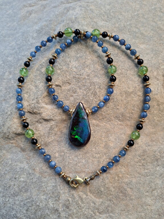 Alternativer Männerschmuck: Boulder-Opal-Anhänger an Perlenkette aus Edelsteinperlen - von Hand gefertigt