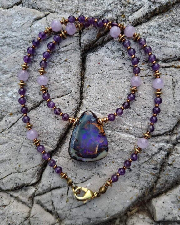 Boulder-Opal-Anhänger an Heilsteinkette aus Amethyst und Morganit - eleganter Edelschmuck