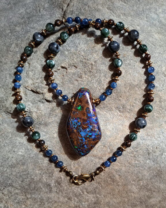 Opal-Schmuck als Halskette: Boulder-Opal-Anhänger mit Edelsteinperlen - von Hand gefertigt