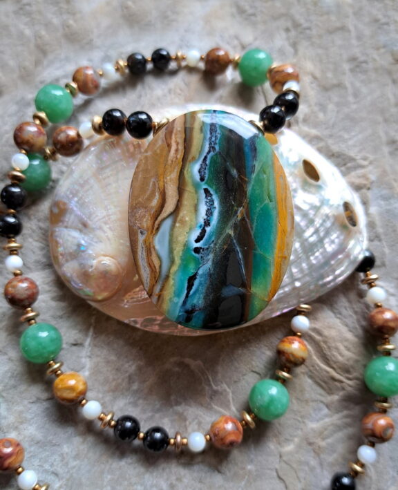 Opalisiertes Holz Amulett