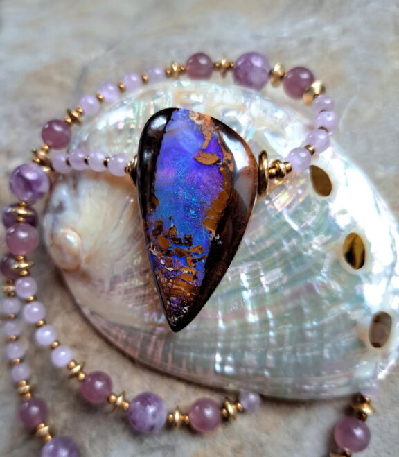 Opalisiertes Holz Amulett