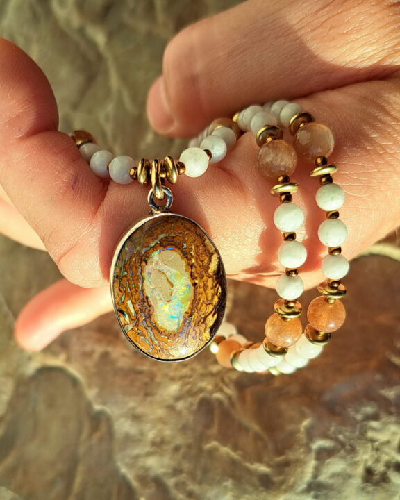 Meditations-Schmuck als Perlenkette: Boulder-Opal-Anhänger mit Edelsteinperlen - von Hand gefertigt