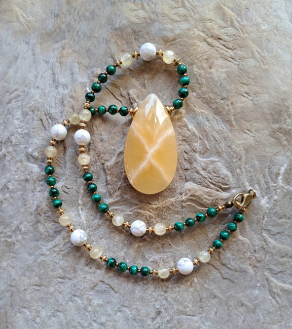 Calcit Amulett Anhänger Edelsteinkette Heilsteinschmuck