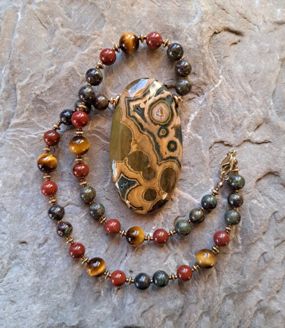 Ozeanjaspis Amulette an Heilsteinkette aus Tigerauge, Jaspis und Heliotrop Perlen