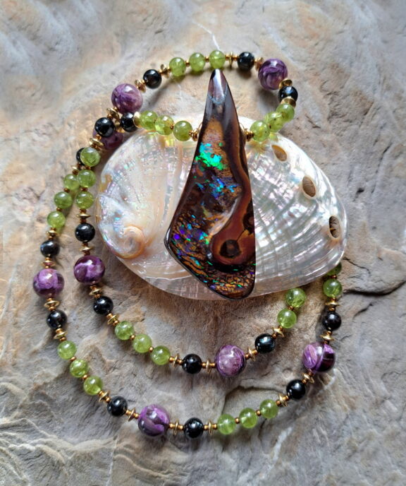 Boulderopal Anhänger an Perlenkette aus Peridot, Goldobsidian und purple Muskovit