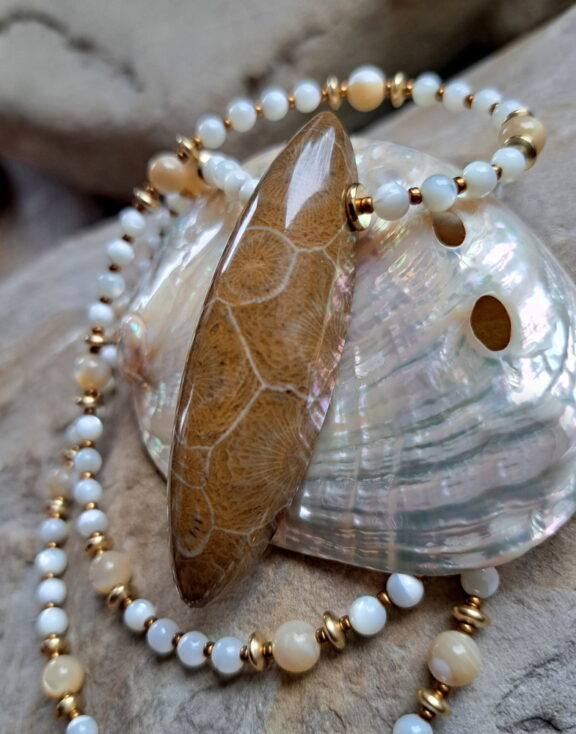 Perlmutt - fossile Koralle Edelsteinkette - Naturschmuck