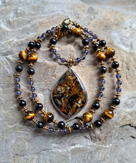 Pietersit-Anhänger in Silber gefasst - Edelsteinschmuck mit Turmalin-, Tigerauge- und Iolithperlen
