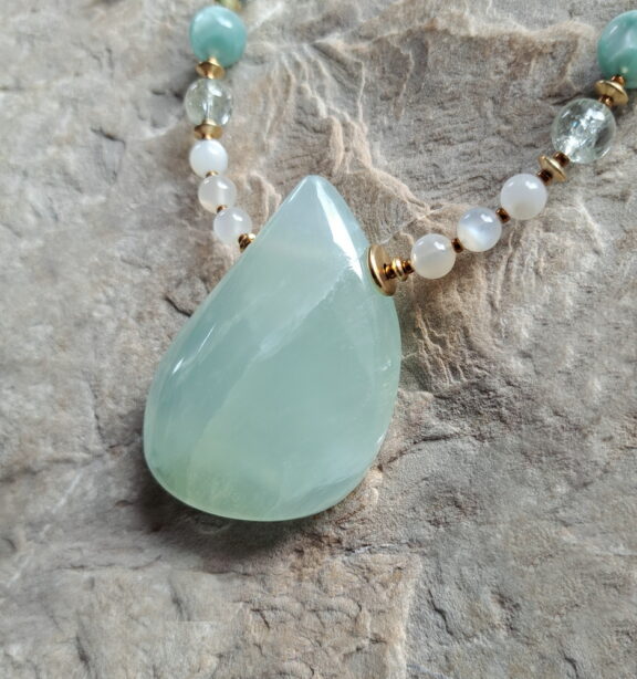 Pistazien Calcit Amulett