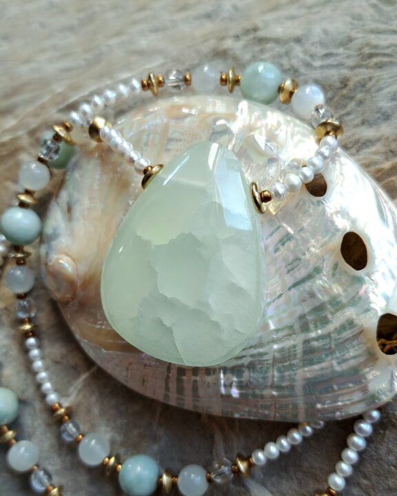 Pistazien Calcit Anhänger - handgemacht