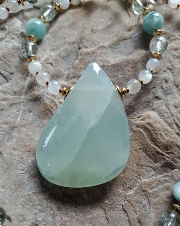 Handgeschliffener Pistazien Calcit Anhänger