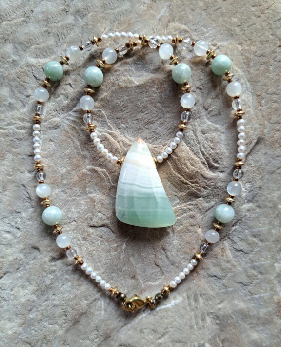 Pistazien Calcit an Heilsteinperlenkette aus Bergkristall, Süsswasserperle, Chalcedon und Mondstein