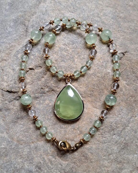 Prehnitanhänger verbunden mit Bergkristall- und Prehnitperlen - edle Perlenkette