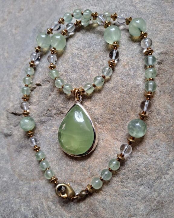 Prehnitkette verbunden mit Bergkristall- und Prehnitperlen - edler Brautschmuck als Halskette