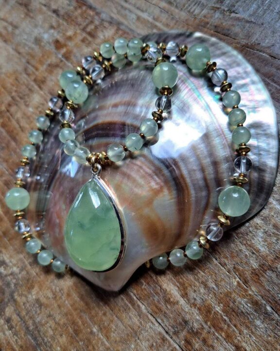 Prehnitkette verbunden mit Perlen aus Prehnit und Bergkristall - edler Yogaschmuck