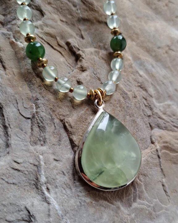Prehnit-Anhänger mit Jade- und Prehnitperlen - edler Damenschmuck als Halskette