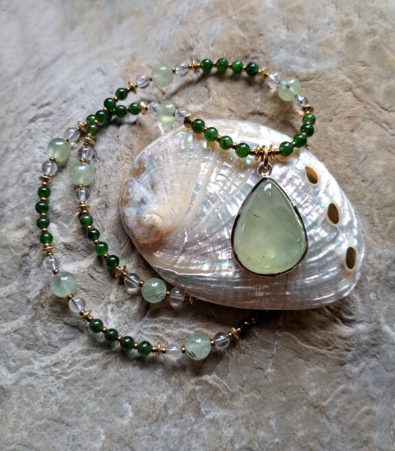 Prehnit Heilstein Anhänger in Silber gefasst an Heilsteinkette aus grüner Jade, Bergkristall und Prehnit Perlen