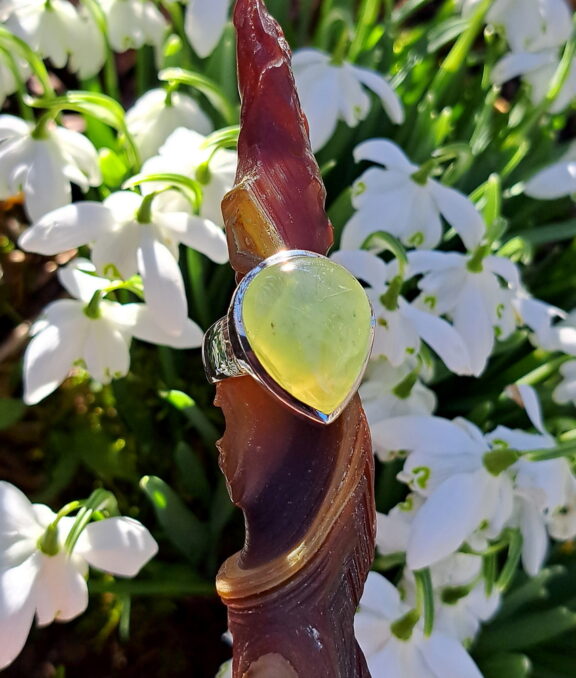 Prehnit Edelstein Ring in Silber gefasst