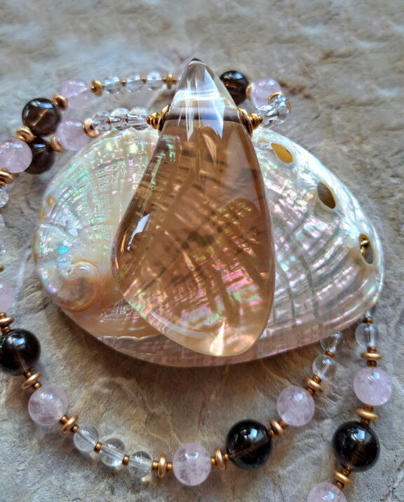 Rauchquarz Amulett von Hand geschliffen