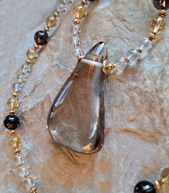 Handgeschliffenes Rauchquarz Amulett