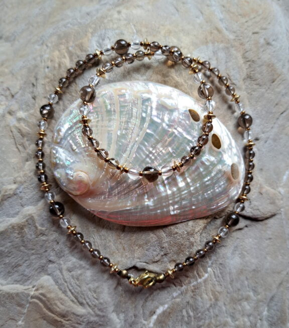 Heilsteinkette aus zarten Rauchquarz- und Bergkristallperlen - handgemachter Naturschmuck