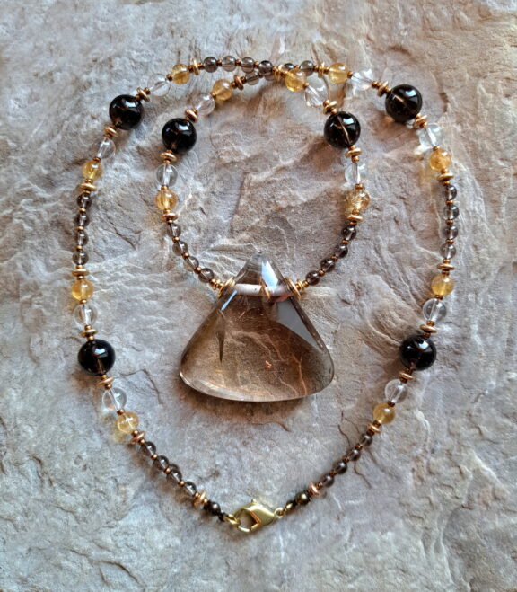 Rauchquarz Amulett an Perlenkette aus Bergkristall, Citrin und Rauchquarz