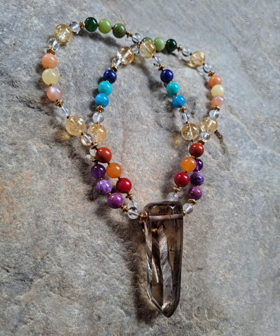 Rauchquarz-Anhänger mit bunten Chakrasteinen - spiritueller Schmuck als Halskette