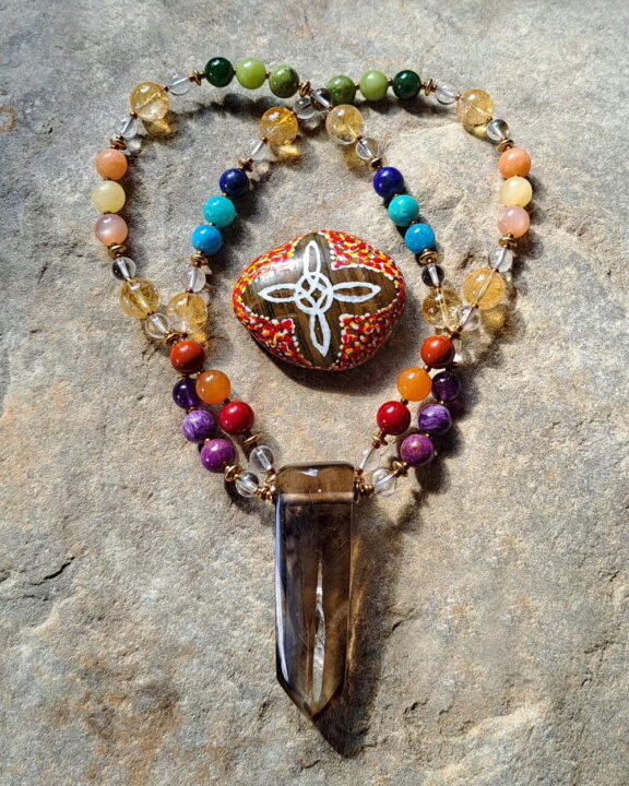 Rauchquarz-Anhänger an bunter Chakra-Kette - eleganter Schmuck für Yoga- und Reiki