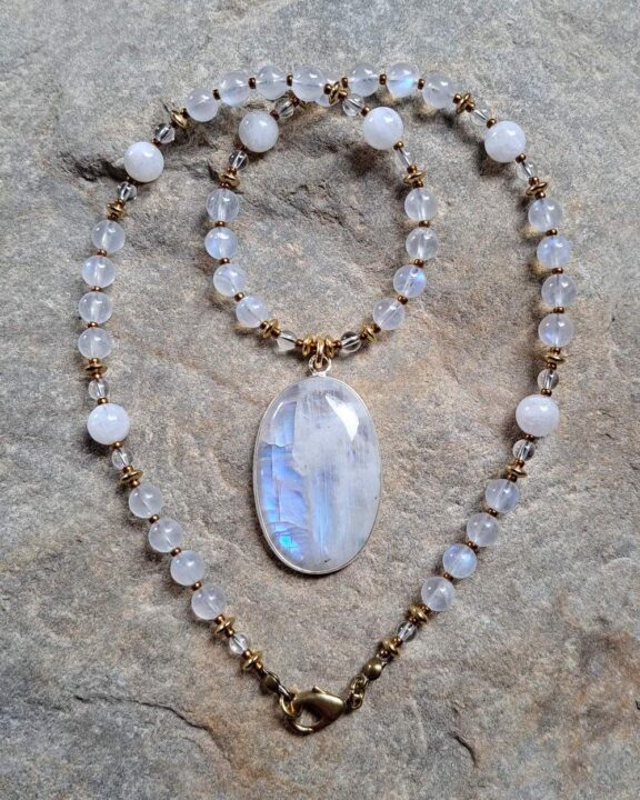 Mondsteinanhänger an Heilsteinkette aus Bergkristall- und Mondsteinperlen - edler Bohoschmuck
