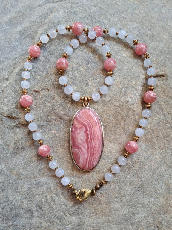 Rhodochrosit Anhänger an Edelsteinkette mit Mondstein und Rhodochrosit Perlen