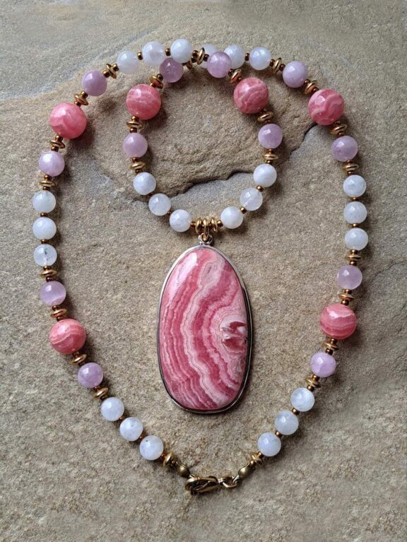 Rhodochrosit-Anhänger an Heilsteinkette aus Andenopal und Rhodochrosit - edler Reikischmuck
