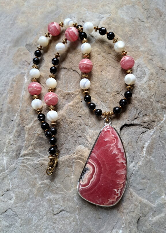 Rhodochrosit Anhänger an Edelsteinkette aus Turmalin, Perlmutt und Rhodochrosit Heilstein Perlen