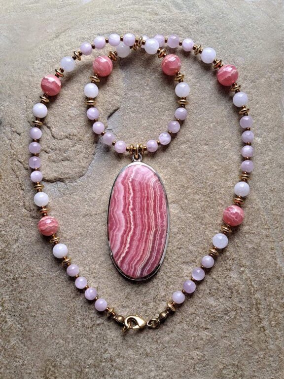 Rhodochrositkette mit Rhodochrosit-, Mondstein- und Kunzitperlen - edler Yogaschmuck