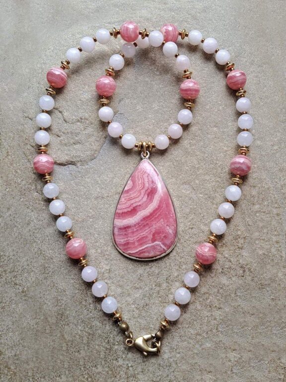 Rhodochrosit-Anhänger an Heilsteinkette aus Andenopal und Rhodochrosit - edler Yogaschmuck