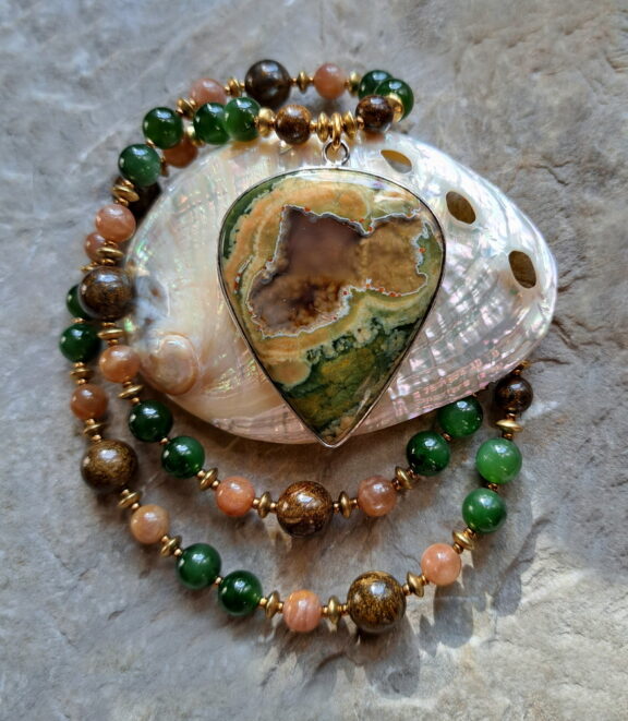 Rhyolith Anhänger an Perlenkette aus Jade, Sonnenstein und Pronzit