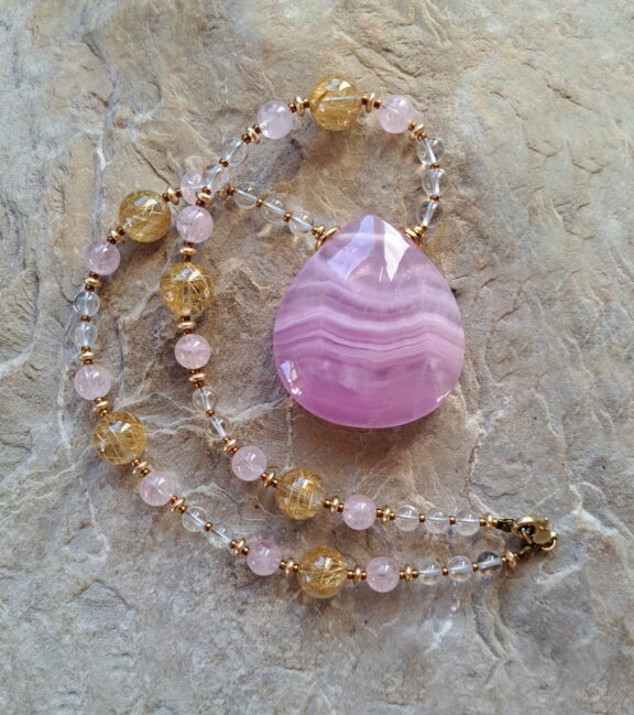 Rosa Aragonit Amulett Anhänger Edelsteinkette Heilsteinschmuck