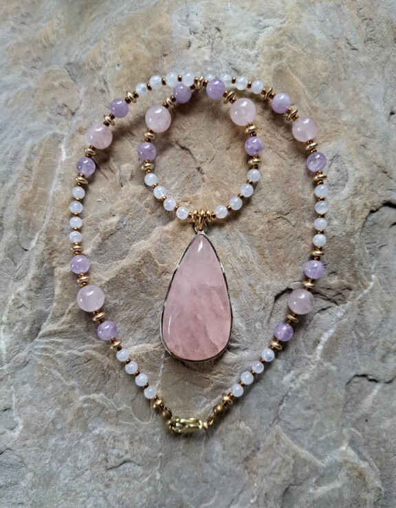 Rosenquarz-Anhänger an Edelsteinkette aus Morganit, Lavendelquarz und Mondstein - handgemachter Schmuck