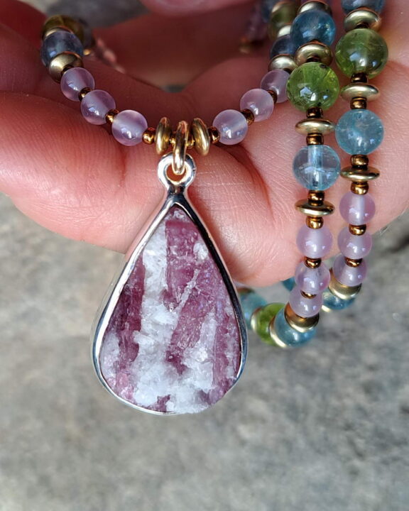 Rubellit Anhänger an Edelsteinkette aus Lavendelquarz, Aquamarin und Peridot Perlen
