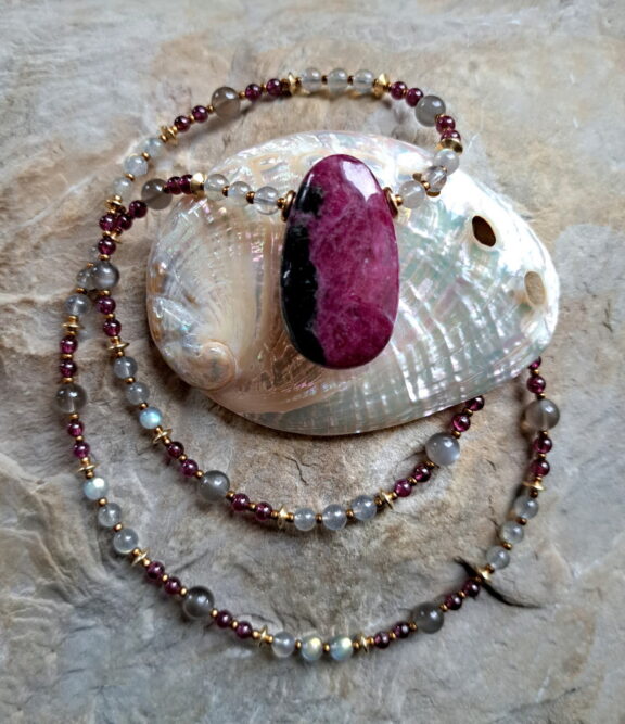 Rubin Granat Anhänger an Edelsteinperlenkette aus Granat Labradorit und grauem Mondstein