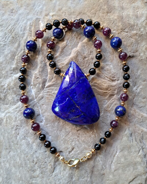 Lapislazuli Anhänger an Perlenkette aus Rubin, Astrophyllit und Lapislazuli