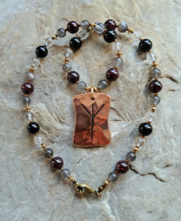 Rune Algit Kupferamulett an einer Heilstein Perlenkette aus grauem Mondstein. Turmalin, Granat, Bergkristall - lichtvolle Handwerkskunst