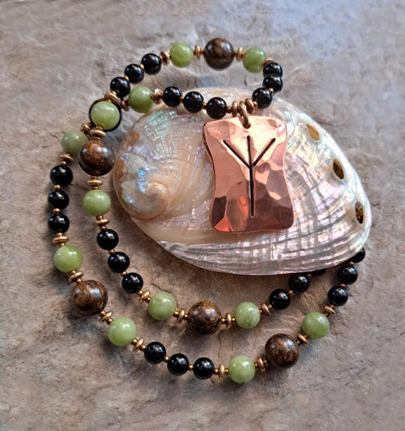 Rune Algiz Kupferamulett an Heilsteinperlenkette aus Jade, Nephrit und Bronzit