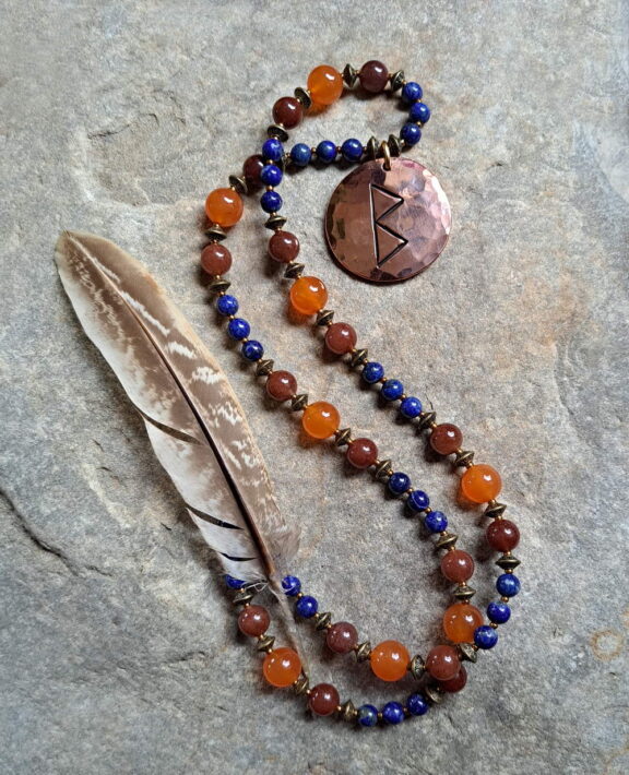 Rune-Berkana-Anhänger an Heilstein-Kette aus Lapislazuli und Karneol - nordischer Schmuck