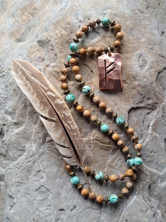 Rune-Fehu-Anhänger an Perlenkette aus Jaspis und Türkis - edler Kupferschmuck