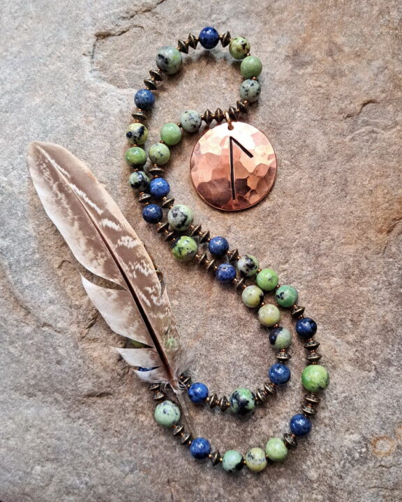 Laguz-Runen-Anhänger an Perlenkette aus Chrysopras und Lapislazuli - edler Kupfeschmuck